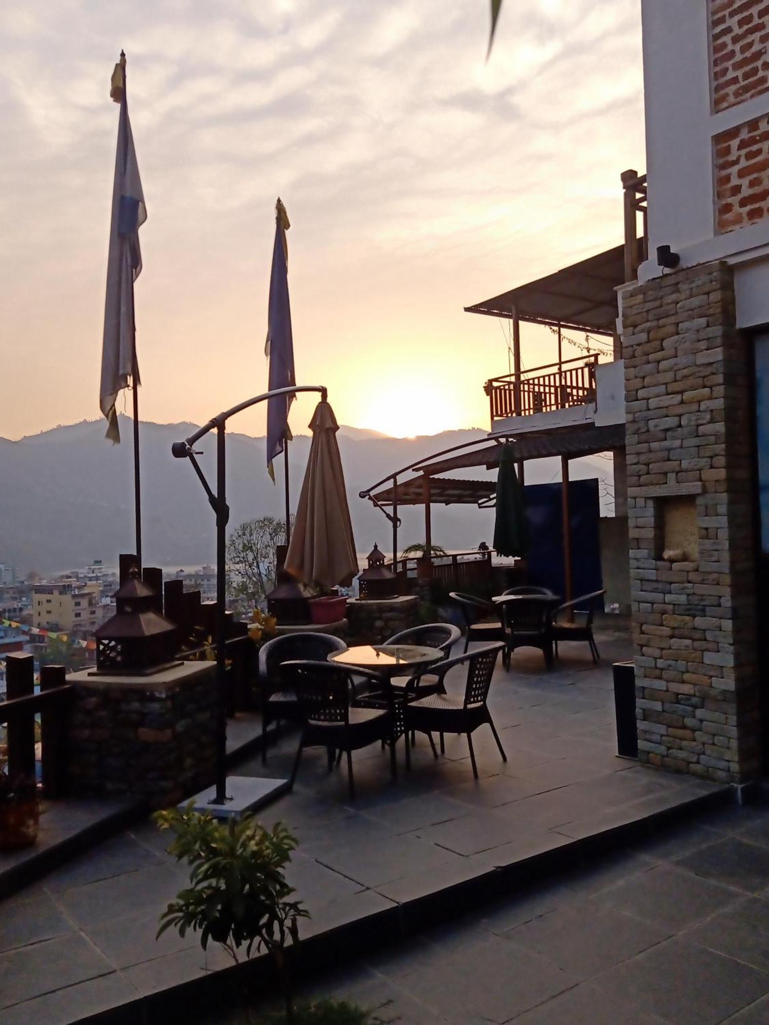 Hotel Kings Pokhara Bagian luar foto